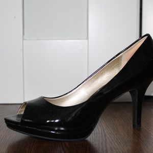 Bandolino black patent leather open toed pumps